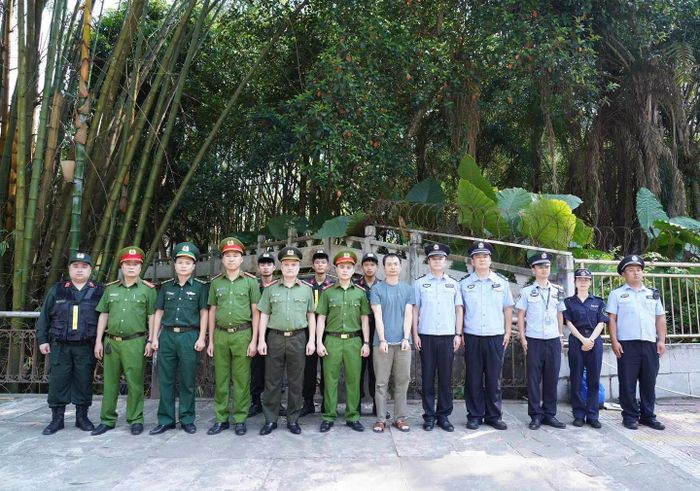 Công an tỉnh Tuyên Quang trao trả đối tượng Lin Yuan Shen cho Công an Châu Văn Sơn.
