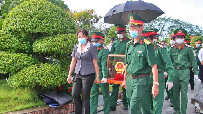 Việc di chuyển quách hài cốt liệt sĩ đến khu vực lấy mẫu ADN đảm bảo đúng quy định.
