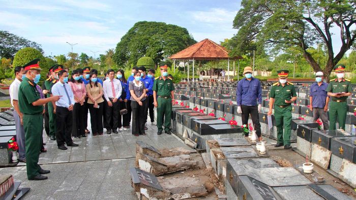 Phút giây tri ân lắng đọng cũng là thời khắc bắt đầu cho chiến dịch khai quật, lấy mẫu sinh phẩm ADN đối với gần 200 phần mộ chưa xác định được thông tin tại đây.