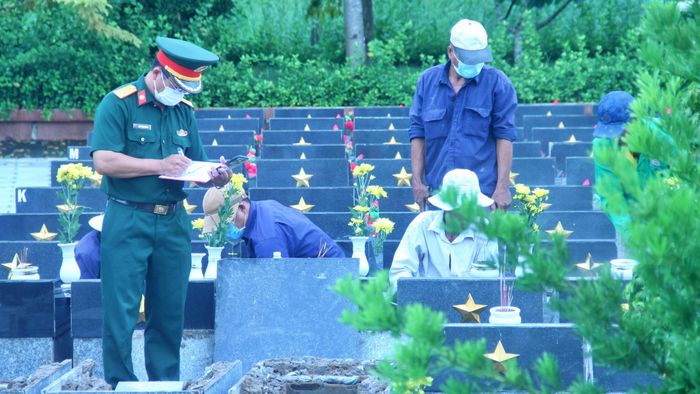 Dù thời tiết những ngày qua có mưa lớn liên tục, gây khó khăn cho việc di chuyển và khai quật, nhưng các lực lượng làm nhiệm vụ vẫn chủ động phối hợp đồng bộ và quyết tâm hoàn thành mục tiêu theo kế hoạch.