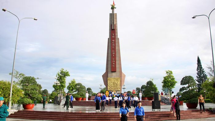 Tiếp nối hành trình thiêng liêng, trả lại tên cho các Anh hùng liệt sĩ đã hy sinh vì Tổ quốc, ngày 24/9, Ban Chỉ đạo 515 tỉnh Cà Mau phối hợp cùng Cấp ủy, Chính quyền và Nhân dân các xã Hoà Bình, Vĩnh Mỹ, Vĩnh Hậu trang trọng tổ chức lễ viếng, dâng hoa, dâng hương tại Nghĩa trang Liệt sĩ tỉnh Cà Mau (thuộc xã Hòa Bình).