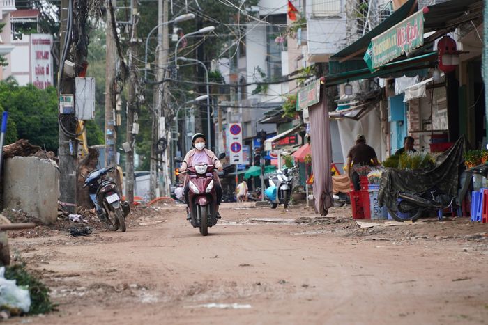 UBND phường Vườn Lài cho biết, tính đến ngày 17/9, có 115/116 trường hợp đã bàn giao mặt bằng, đạt 99,14%. Trường hợp còn lại chưa được phê duyệt phương án do còn vướng mắc về mức hỗ trợ tiền tạm cư. Địa phương đã phê duyệt phương án bồi thường, hỗ trợ, tái định cư đối với các hộ dân thuộc diện giải tỏa.
