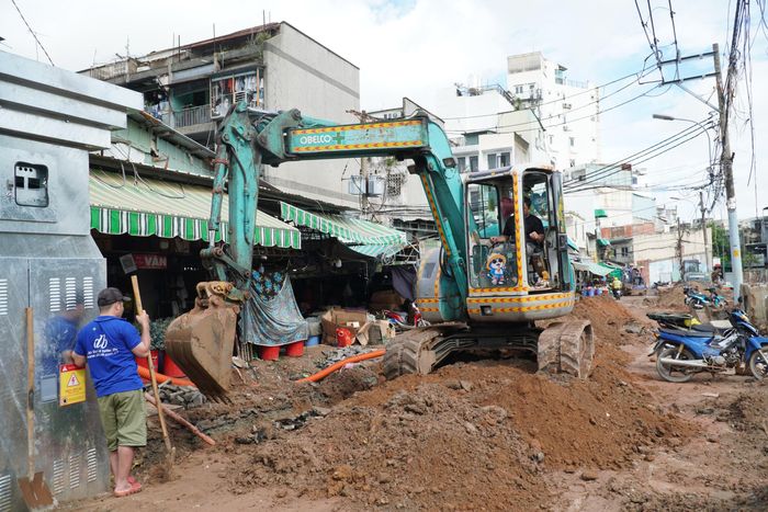 Trên công trường, công nhân cùng nhiều xe cẩu, xe lu đang khẩn trương thi công các hạng mục của dự án. Máy móc, nhân lực được huy động nhằm bảo đảm tiến độ công trình.