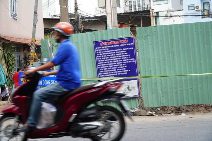 Đường Trần Bình Trọng được mở rộng từ 5m lên 23m, kéo dài từ giao lộ Lý Thái Tổ đến Hùng Vương, phường Vườn Lài. Tuyến có mặt đường rộng 15m, mỗi bên vỉa hè 4m. Dự kiến, toàn bộ dự án, bao gồm các giao lộ trên tuyến, sẽ hoàn thành trong tháng 11/2026.