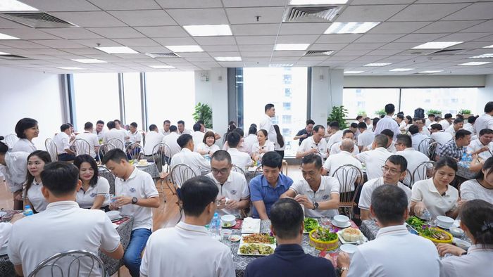 Đông đảo cán bộ, người lao động Tổng công ty Vinaconex tham dự “Bữa cơm Công đoàn” tại trụ sở Tổng công ty.