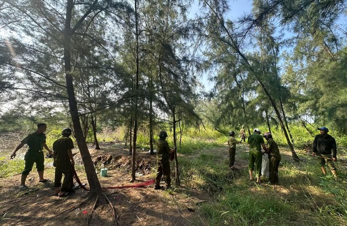Lực lượng Công an xã An Châu phối hợp với các lực lượng chức năng khác tháo dỡ điểm săn bắt chim trời trên địa bàn (Ảnh Công an xã An Châu).