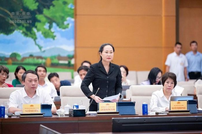 Bộ trưởng Bộ Văn hóa, Thể thao và Du lịch Lâm Thị Phương Thanh trình bày tờ trình. Ảnh: Media Quốc hội.