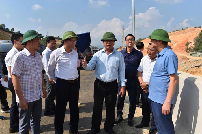 Kiểm tra tại nút giao với quốc lộ 2, Bộ trưởng Trần Hồng Minh yêu cầu chủ đầu tư, nhà thầu tranh thủ thời tiết thuận lợi đẩy nhanh tiến độ thi công, đảm bảo an toàn giao thông.
