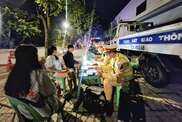 Bên cạnh các trường hợp vi phạm nồng độ cồn, nhiều thiếu niên chưa đủ tuổi vẫn điều khiển xe máy điện đi chơi trung thu. Khoảng 20h10, tổ công tác phát hiện Vi Thị H (SN 2011, trú tại thôn Tĩnh Gia, xã Khuất Xá, tỉnh Lạng Sơn) điều khiển xe máy điện BKS 12AA-094xxx vi phạm các lỗi không có gương chiếu hậu bên trái của người điều khiển, không có chứng nhận đăng ký xe; người từ đủ 14 đến dưới 16 tuổi điều khiển xe máy điện.