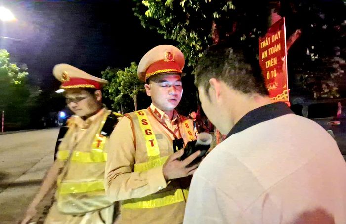 Tương tự, lúc 20h16 cùng ngày, tổ công tác trên cũng phát hiện anh H.S.Đ (SN 1999, trú tại xã Lộc Bình) điều khiển xe mô tô 12L1-139xxx vi phạm nồng độ cồn ở mức 0,506 mlg/lít khí thở. Tổ công tác đã lập biên bản tạm giữ phương tiện để hoàn thiện hồ sơ xử lý theo quy định.