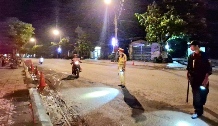 Tại thời điểm kiểm tra, H cho biết: Đang cùng bạn đến xã Lộc Bình chơi trung thu thì bị kiểm tra, xử lý. Dù lấy lý do nhà xa, lần đầu vi phạm để xin bỏ qua nhưng tổ công tác vẫn kiên quyết lập biên bản tạm giữ phương tiện để xác minh, xử lý nghiêm.