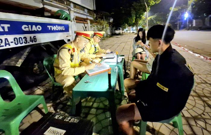Ngoài ra, tại thời điểm kiểm tra, nam thanh niên này cũng không xuất trình được đăng ký xe và giấy phép lái xe theo quy định. Tổ công tác đã lập biên bản tạm giữ phương tiện để xác minh, xử lý theo quy định.