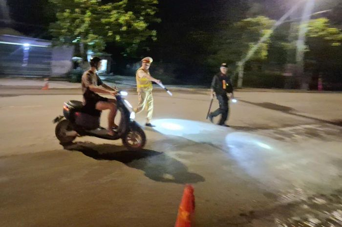 Chỉ trong ngày 23/9, tổ Cảnh sát giao thông Lộc Bình, Đội Cảnh sát giao thông đường bộ số 2, Phòng Cảnh sát giao thông Công an tỉnh Lạng Sơn đã kiểm tra 92 lượt phương tiện, qua đó phát hiện, xử lý 16 trường hợp vi phạm.