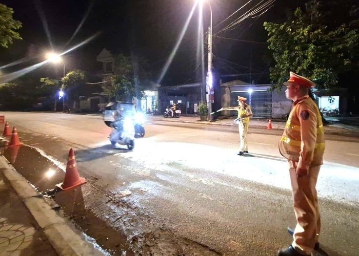 Lúc 20h ngày 23/9, tại Km 21+800, quốc lộ 4B, đoạn qua trung tâm xã Lộc Bình, tỉnh Lạng Sơn, tổ công tác Phòng Cảnh sát giao thông Công an tỉnh Lạng Sơn kiểm tra, phát hiện nhiều trường hợp thanh, thiếu niên vi phạm nồng độ cồn., nhiều trường hợp trong số này còn vi phạm vượt mức kịch khung.