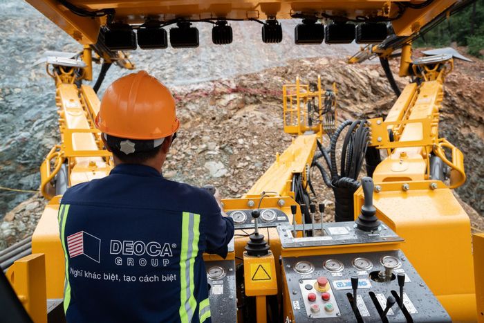 Sau khi thực hiện mở cửa hầm, công nhân đã đưa máy vào khoan những mũi khoan hầm đầu tiên. (Ảnh: nhà thầu cung cấp).