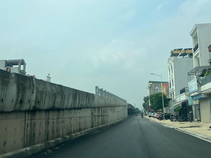 Phía dưới cầu, các mũi thi công tập trung làm đường gom, hệ thống tiêu thoát nước và các tuyến đường kết nối khu dân cư.