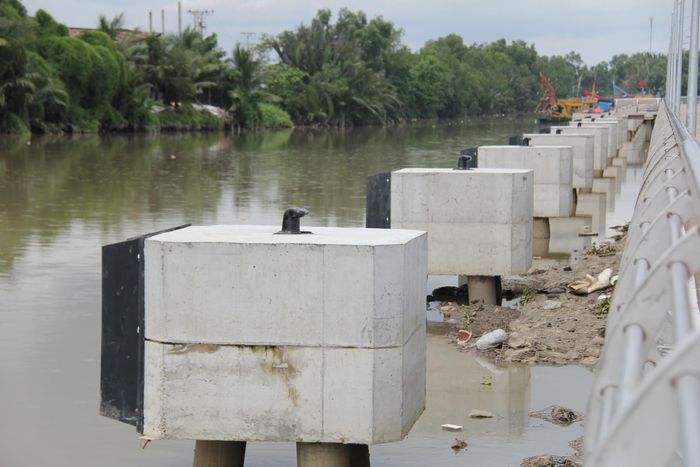 Dọc bờ kè, hàng chục trụ bê tông dành cho tàu, thuyền cập bến neo đậu tránh trú bão.