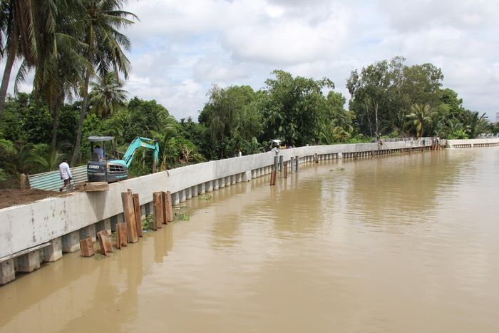 Một góc công trường kè chống sạt lở khu dân cư trên rạch Long Uông (xã Gia Thuận).