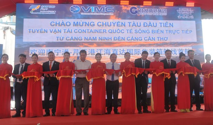 Các đại biểu thực hiện nghi thức cắt băng chào đón chuyến tàu đầu tiên tuyến Nam Ninh - Cần Thơ.
