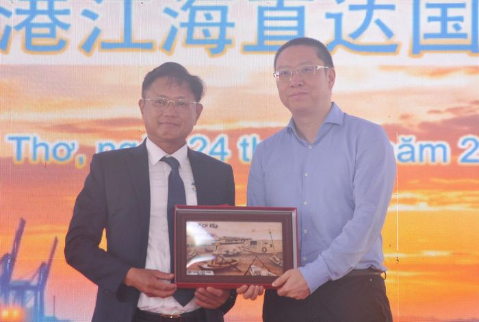 Ông Lê Quang Trung (ảnh trái, bìa trái), ông Lê Doãn Long (ảnh phải, bìa trái), Chủ tịch HĐQT Công ty CP cảng Cần Thơ tặng quà lưu niệm cho đối tác.