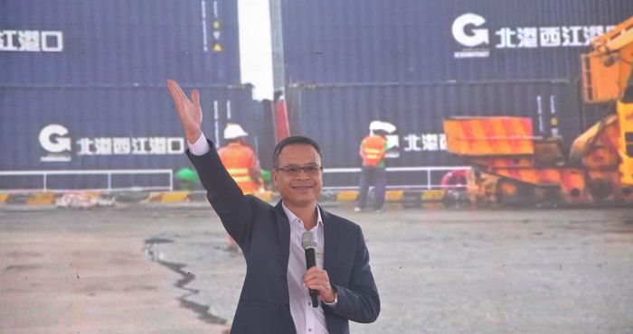 Ông Nguyễn Mạnh Hà, Tổng Giám đốc Cảng Cần Thơ thực hiện nghi thức phát tín hiệu khởi động tác nghiệp chuyến tàu đầu tiên.