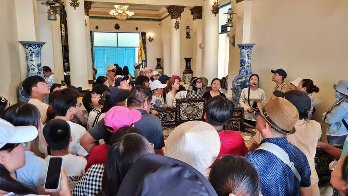 Du khách đến Cà Mau tham quan và nghe kể những giai thoại về "Công tử Bạc Liêu".