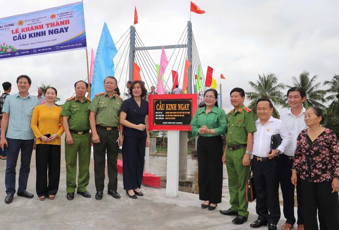 Các đại biểu chụp ảnh lưu niệm cùng bà con cù lao Kinh Ngay bên công trình mới.