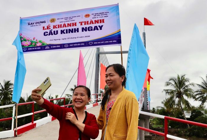 Người dân cù lao Kinh Ngay phấn khởi khi mong ước bao năm qua thành hiện thực.