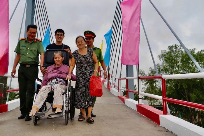 Nhịp cầu nối đôi bờ, việc đi lại của người dân thuận tiện hơn.