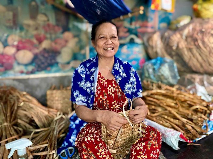 Bà Nguyễn Thị Tuyết Hạnh vui vì từ nay, việc vận chuyển các sản phẩm mỹ nghệ từ lục bình của bà sẽ thuận tiện hơn.