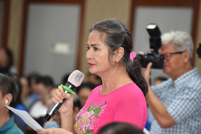 Cử tri phản ánh tại buổi tiếp xúc.
