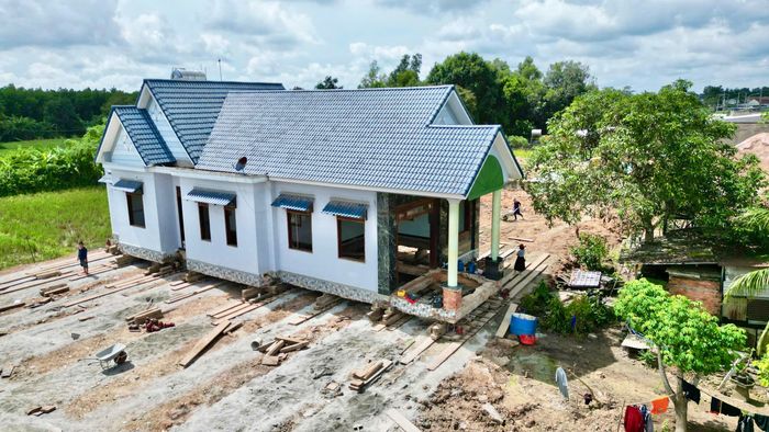 Hình ảnh ngôi nhà mái thái được người dân chọn thuê "thần đèn" di dời.
