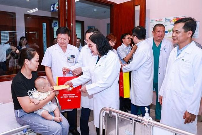 Chủ tịch Ủy ban Trung ương MTTQ Việt Nam thăm hỏi các bệnh nhi đang điều trị tại Bệnh viện Nhi Trung ương.