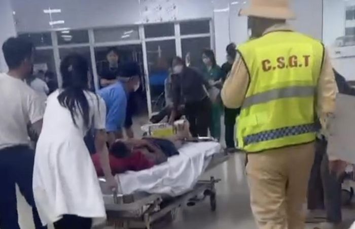 Ông P được đưa đến bệnh viện nhanh chóng nhờ sự hỗ trợ kịp thời của Tổ CSGT (Ảnh: T.T).