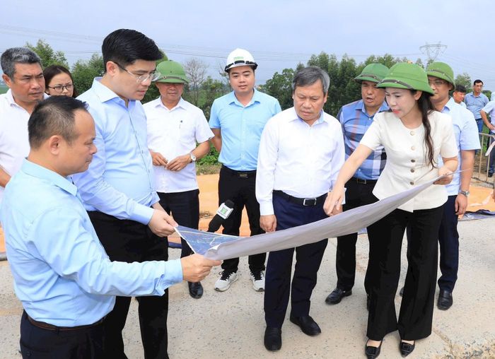 Chủ tịch UBND thành phố Hà Nội Vũ Đại Thắng chỉ đạo công tác ứng phó thiên tai tại xã Đa Phúc. Ảnh: Trọng Tùng.