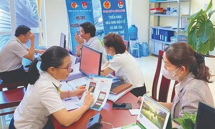 Công chức Thuế tỉnh Bắc Ninh hướng dẫn và tuyên truyền chính sách thuế cho người dân. Ảnh: Đức Thanh
