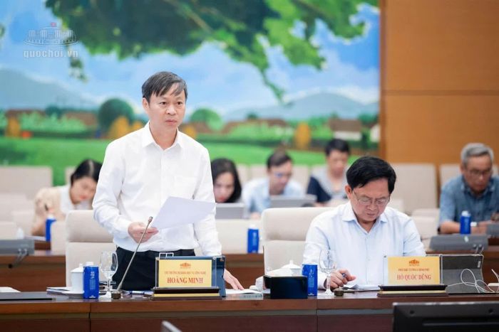 Thứ trưởng Bộ Khoa học và Công nghệ Hoàng Minh trình bày tại phiên họp.