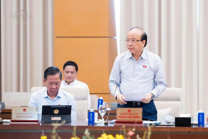 Chủ nhiệm Ủy ban Pháp luật và Tư pháp Phan Chí Hiếu trình bày báo cáo thẩm tra.
