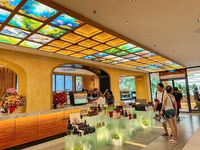  Highlands Coffee tiếp tục mở rộng các mô hình cửa hàng mới khi mạng lưới đã vượt mốc 1.000 điểm bán. 
