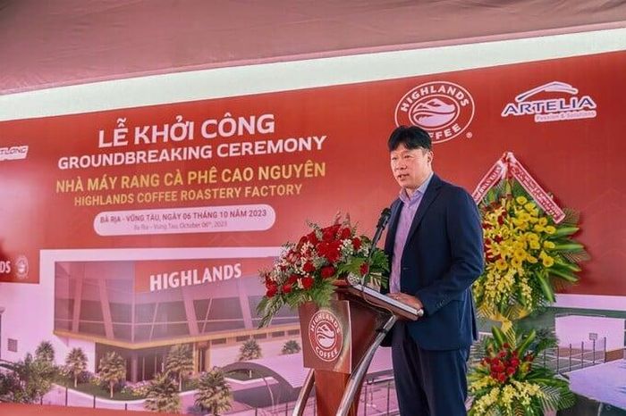  Ông David Thái - người sáng lập Highlands Coffee tại lễ khởi công nhả nhà máy rang xay Highlands Cái Mép. 