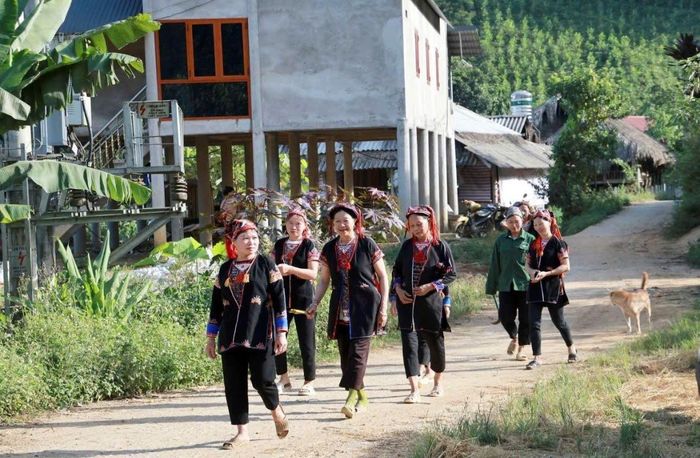 Ở những bản làng vùng cao Lào Cai, nâng cao hiểu biết pháp luật cũng là nền tảng để xây dựng cộng đồng bình yên, phát triển và gìn giữ những giá trị văn hóa truyền thống.