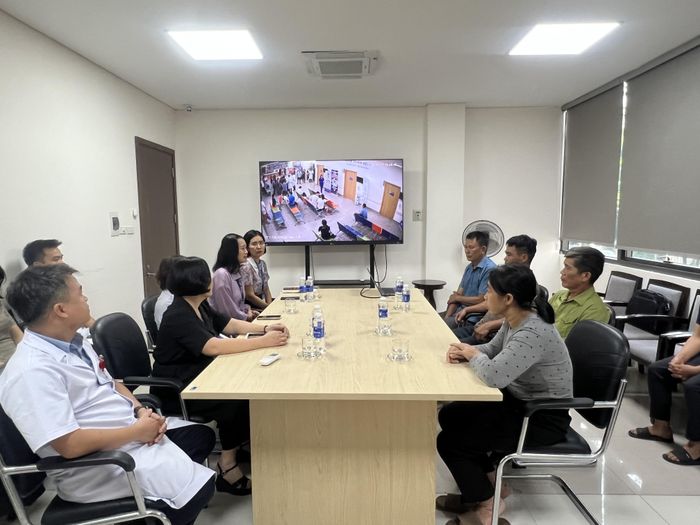 Quang cảnh buổi làm việc giữa đại diện Bệnh viện Hữu nghị Lạc Việt và gia đình những người liên quan đến vụ phát trực tiếp gây rối, sáng 24/9/2026.