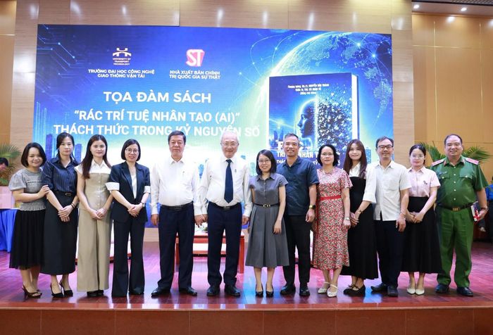 Tác giả cuốn sách và các đại biểu tham dự sự kiện.