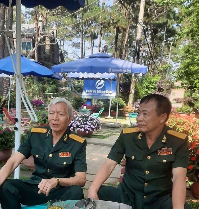Hai cựu chiến binh trinh sát đặc công C17, Quân khu 5: Đại tá Đinh Huy Trụng (bên trái) và Đại tá Nguyễn Tiến Dũng (bìa phải). Ảnh: Huy Trụng.