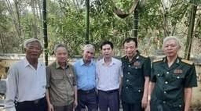 Những người lính trinh sát đặc công C17, Quân khu 5 gặp lại nhau sau gần 50 năm. Từ phải qua trái: Huy Trụng, Nguyễn Tiến Dũng, Phùng Ngọc Tú, Lã Xuân Lâm, Nguyễn Văn Mầu, Nguyễn Văn Son. Ảnh: Huy Trụng.