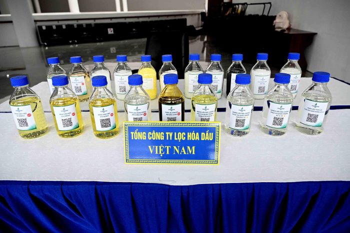 Các sản phẩm của Công ty Lọc hóa dầu Việt Nam Trưng bày bên lề Hội thảo. Ảnh Nguyễn Đăng Lâm