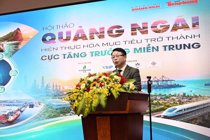 Nhà báo Phùng Công Sưởng, TBT Báo Tiền Phong phát biểu khai mạc Hội thảo. Ảnh Nguyễn Đăng Lâm