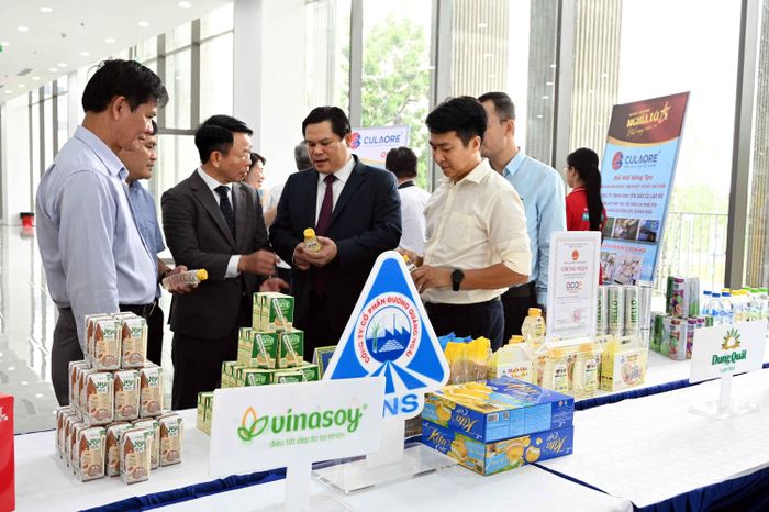 Ông Trần Phước Hiền, PCT UBND tỉnh cùng các đại biểu tham quan guan hàng trưng bày các sản phẩm Công ty CP Đường Quảng Ngãi. Ảnh Nguyễn Đăng Lâm