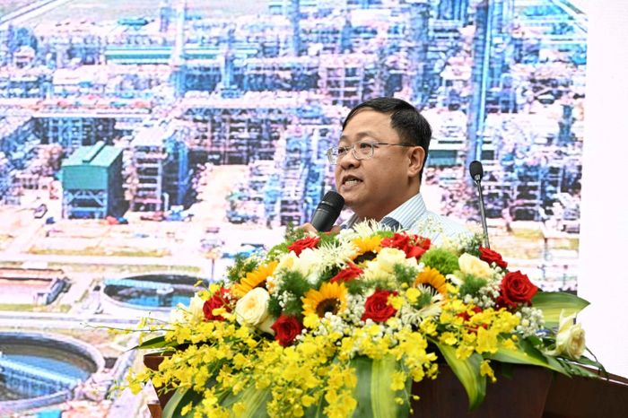 Tiến sĩ Hoàng Hồng Điệp, Giám đốc Phân hiệu Trường ĐH Tài chính- Marketing TP Huế tham luận tại Hội thảo. Ảnh Nguyễn Đăng Lâm
