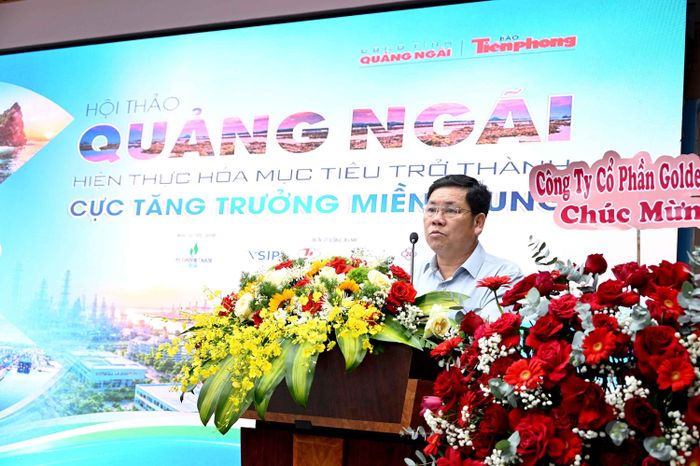 Ông Ông Nguyễn Văn Trọng, Giám đốc Sở Tài chính tỉnh Quảng Ngãi  trình bày tham luận Những nhiệm vụ trọng tâm phát triển KT-XH tỉnh Quảng Ngãi giai đoạn mới. Ảnh Nguyễn Đăng Lâm